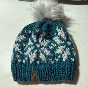 New SO Knit Women’s Winter Pom Pom Hat Blue Green BNWOT One Size